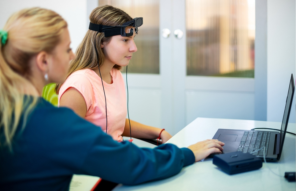 دستگاه نوروفیدبک چگونه به ما کمک میکند؟