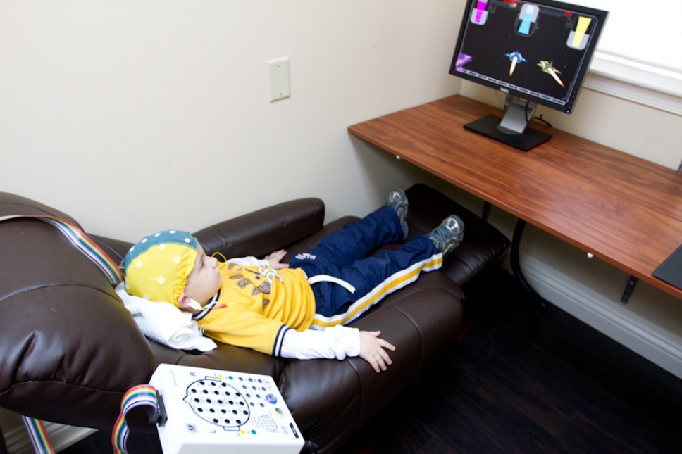 نحوه عملکرد دستگاه نوروفیدبک (گام به گام)