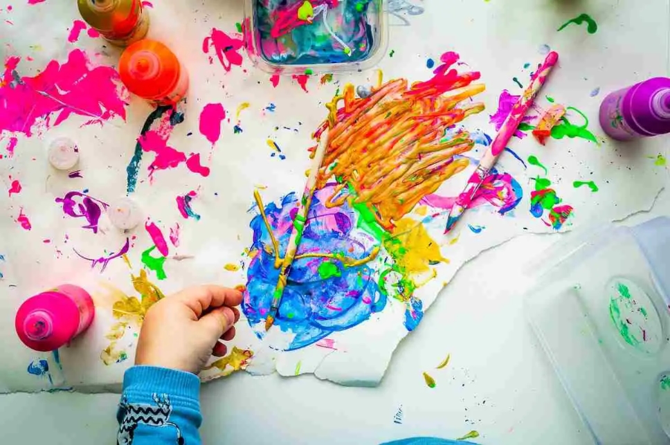 هر رنگ در نقاشی کودک به چه معناست؟