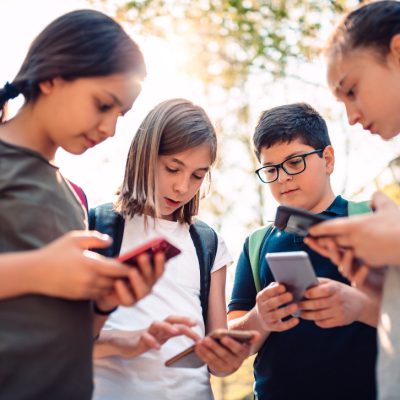کودکان در شبکه های اجتماعی؛ مزایا و معایب فضای مجازی