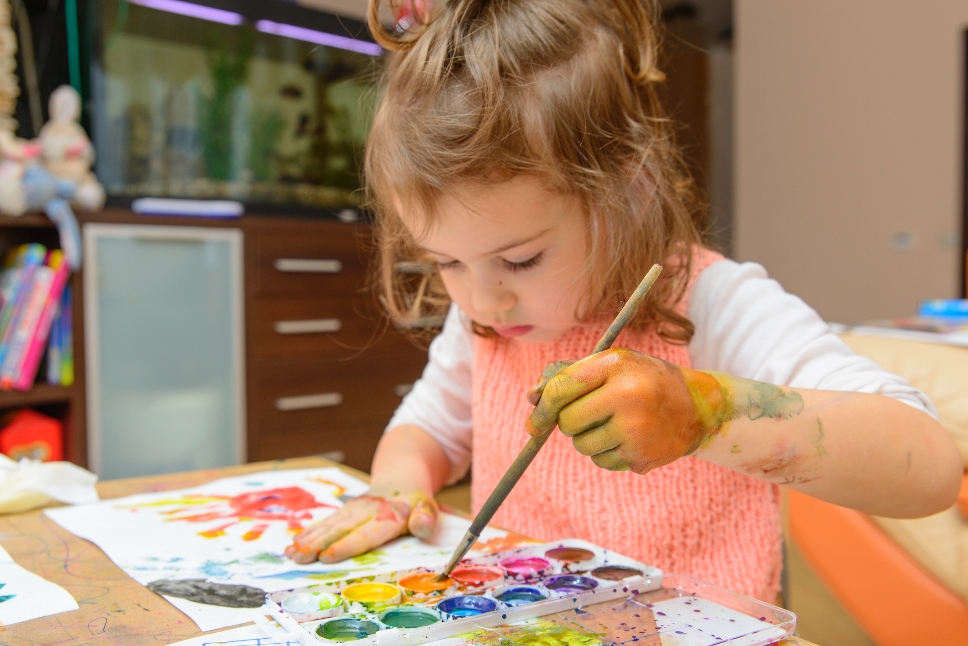 هنر درمانی در کودکان و نوجوانان چگونه انجام می‌شود؟