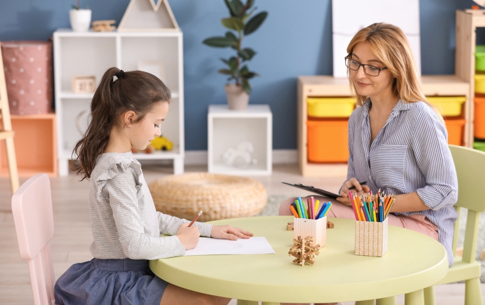 چه زمانی به فوق تخصص روانشناسی کودک مراجعه کنیم؟