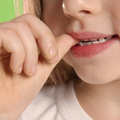 ناخن جویدن کودکان؛ دلایل و راهکارهای بهبود