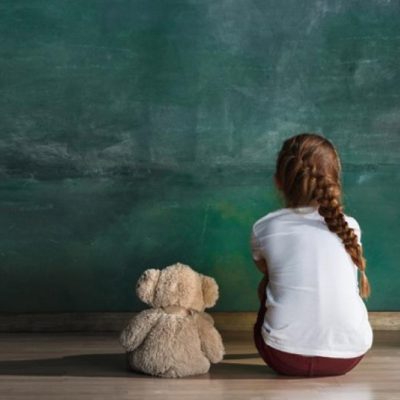 همه چیز درباره انزوا و گوشه گیری در کودکان؛ دلایل و راهکارها