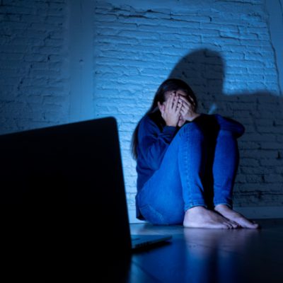سایبربولی در کودکان یا زورگویی سایبری چیست و چگونه می‌توان از آن جلوگیری کرد؟