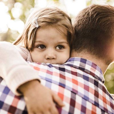 دلایل ترس کودک از مرگ والدین + راهکارهای مقابله با آن
