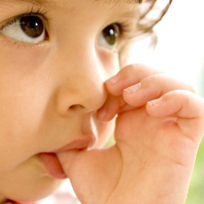 چطور از مکیدن انگشت کودک جلوگیری کنیم؟ علت انگشت خوردن کودک