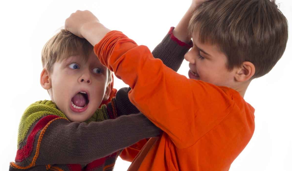 با کودکی که کتک می زند چه کنیم؟