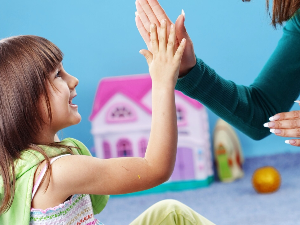 تقویت مثبت در کودکان چیست و چه مزایایی دارد؟