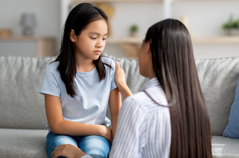 هم سطح کودک شوید - چگونه با کودکان صحبت کنیم تا گوش دهند؟